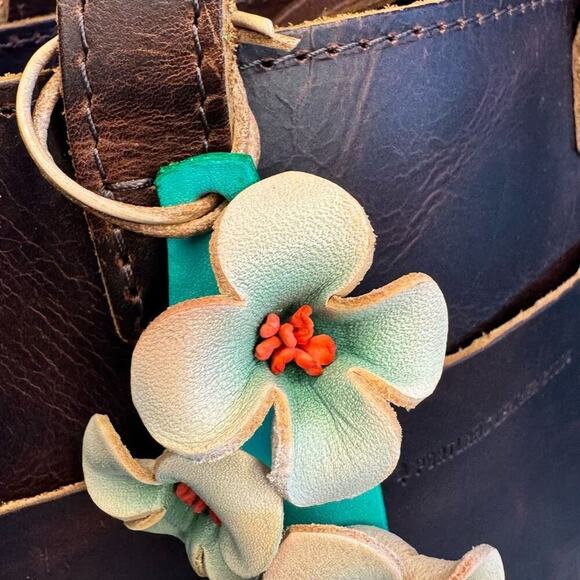 Genuine Leather Flower Bag Charm Crossbody Purse Bag NEW - Picture 2 of 7